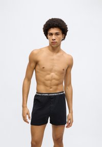 Μαύρα βαμβακερά μπόξερ με ελαστική μέση με λογότυπο "KARL LAGERFELD" και κλείσιμο με κουμπί στο εμπρός μέρος.