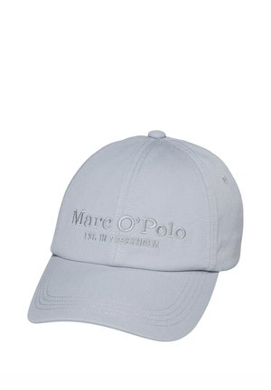 Hellgraue Baseballkappe mit gebogenem Schirm und dem bestickten Schriftzug "Marc O'Polo EST. IN STOCKHOLM" auf der Vorderseite.
