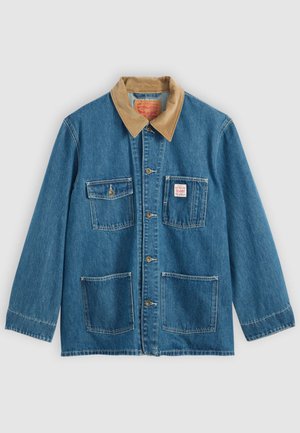 Veste en denim bleu avec col en velours côtelé marron, cinq poches avant, fermetures à boutons et coutures contrastées. Design classique de vêtement de travail.