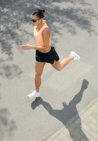 Nike Performance INTERACT RUN - Tenisice za hodanje - white/black/football grey/vapor green/barely green/playful pink