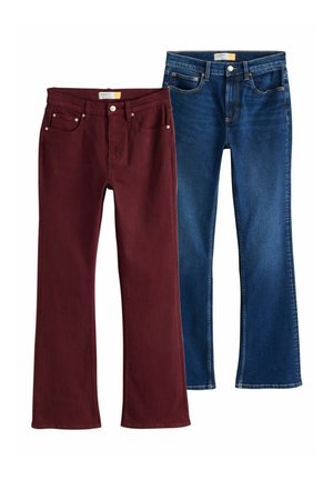 Zwei Paar Bootcut-Jeans, eines in Dunkelrot und das andere in blauem Denim, beide mit Vordertaschen und Gürtelschlaufen.