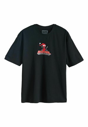 Čierne bavlnené tričko s červenou grafikou Deadpoola v mikulášskej čiapke a so skríženými mečmi. Klasický okrúhly výstrih a krátke rukávy.