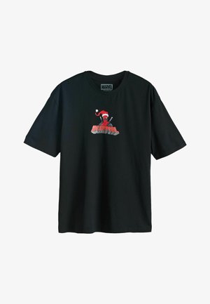 Čierne bavlnené tričko s červenou grafikou Deadpoola v mikulášskej čiapke a so skríženými mečmi. Klasický okrúhly výstrih a krátke rukávy.