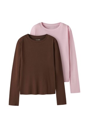 Två långärmade ribbstickade t-shirts med rund hals, en i brun och en i ljusrosa, liggande platt och överlappande med den bruna t-shirten framtill.