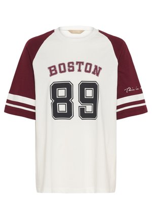 Burgundia ja valge pesapallistiilis T-särk, mille esipinnal on trükitud "BOSTON" ja "89", koos kontrastsete varrukate ja triipudega varrukatel.