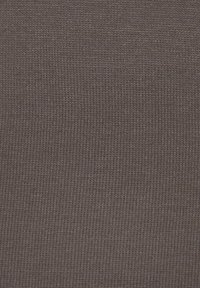 Tejido de punto en un color marrón oscuro con una superficie lisa y texturizada y un patrón acanalado uniforme a lo largo de toda la tela.