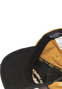 Gorra negra con visera curva, con un forro interior amarillo. Presenta el logo de Von Dutch y costuras detalladas. El interior tiene una tela estampada.