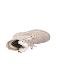 Stivale alla caviglia in suede beige con un morbido risvolto foderato, dotato di lacci e un interno testurizzato, punta rotonda e suola in gomma piatta.