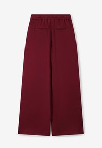 Pantalons larges bordeaux avec une taille élastique, dotés de deux poches arrière et d'une texture lisse. Aucun motif ni quincaillerie visibles.
