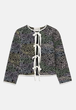 Cardigan cu un model floral în verde, albastru și galben pe un fundal negru, cu un sistem de închidere cu fundă albă și mâneci lungi.