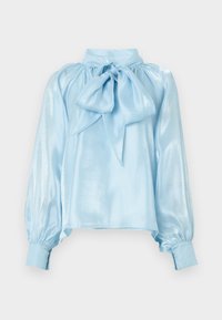 Blusa di raso azzurro chiaro con colletto alto e grande fiocco dettagliato sul collo. Presenta maniche lunghe a sbuffo e polsini aderenti. Texture liscia.