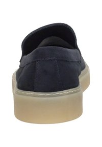 Marineblauwe suède instapschoen met een ronde achterkant, beige rubberen zool, decoratieve stiksels en een low-profile ontwerp.