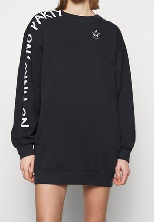 Vestido sudadera negro de manga larga con texto blanco que dice "PARTY" en la manga izquierda y un logo de estrella en la parte delantera. Ajuste suave y casual.