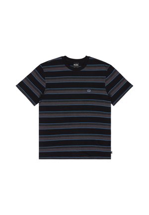 T-shirt nera a maniche corte con righe orizzontali grigio scuro e blu e un piccolo logo rotondo sul petto sinistro.
