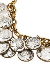 Złota naszyjnik z zawieszkami w kształcie monet o srebrnym wykończeniu, z misternie wykonanymi profilami i dekoracyjnymi detalami łańcuszka.