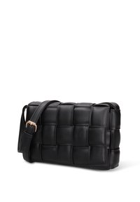 Borsa a tracolla in pelle nera con design trapuntato, forma rettangolare, tracolla regolabile e dettaglio con fibbia color oro.