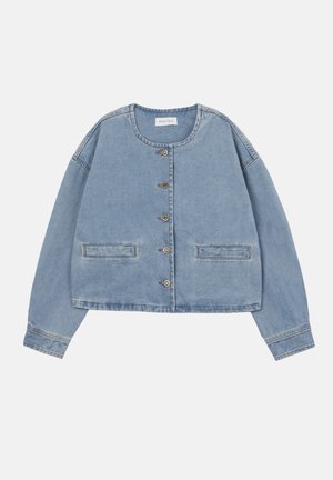 Jachetă din denim crop, albastru deschis, cu guler rotund, cinci nasturi în față și două buzunare orizontale cu fante.