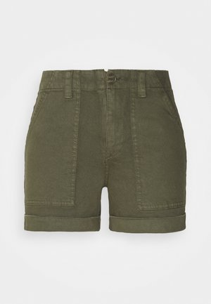 Oliwkowo-zielone casual szorty z podwiniętymi brzegami, przednimi kieszeniami naszywanymi, szlufkami i zapięciem na guzik w pasie.