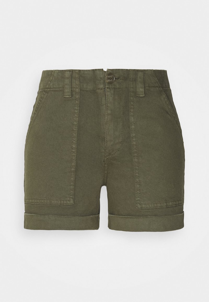 Shorts décontractés vert olive avec ourlets pliés, poches plaquées devant, passants pour ceinture et fermeture par bouton à la taille.