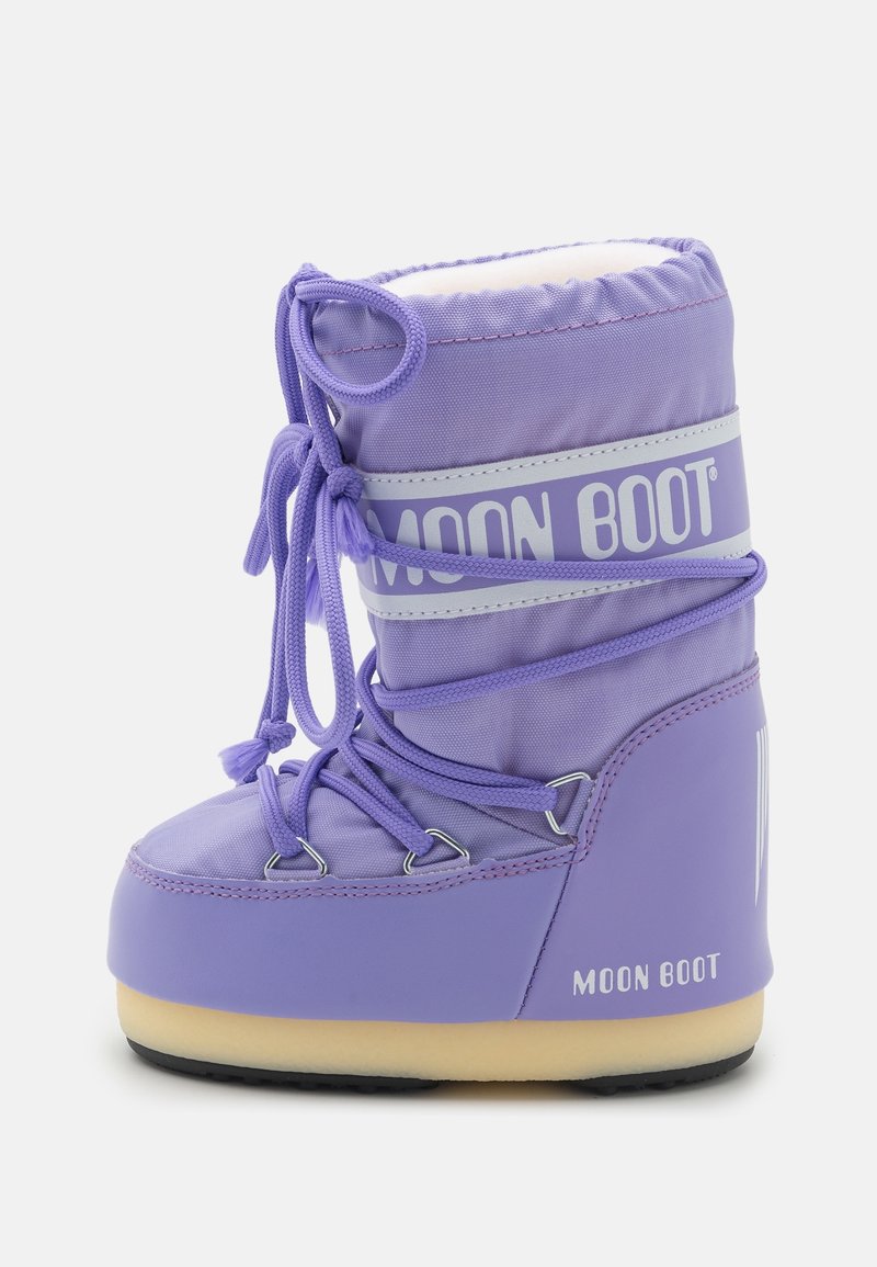 Paarse Moon Boot gemaakt van duurzaam stof met een zachte voering, voorzien van een vetersluiting, logoband, ronde neus en dikke rubberen zool.