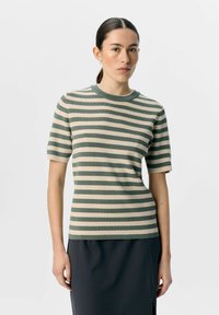 Top a righe verde e beige, realizzato in materiale lavorato a maglia. Presenta maniche corte e un collo rotondo, con una silhouette aderente.