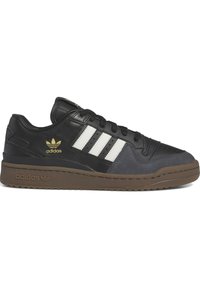 Schwarzer Adidas-Sneaker in Low-Top-Design mit weißen Streifen, goldenem Logo, schwarzen Schnürsenkeln, grauer Wildlederkappe und brauner Gummisohle.