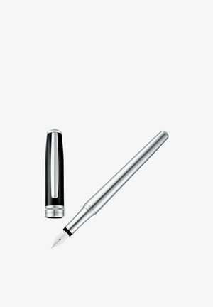 Stylo plume argenté avec capuchon noir équipé d’un clip argenté et du marquage « Hugo Boss » sur la bande du capuchon, isolé sur fond blanc.