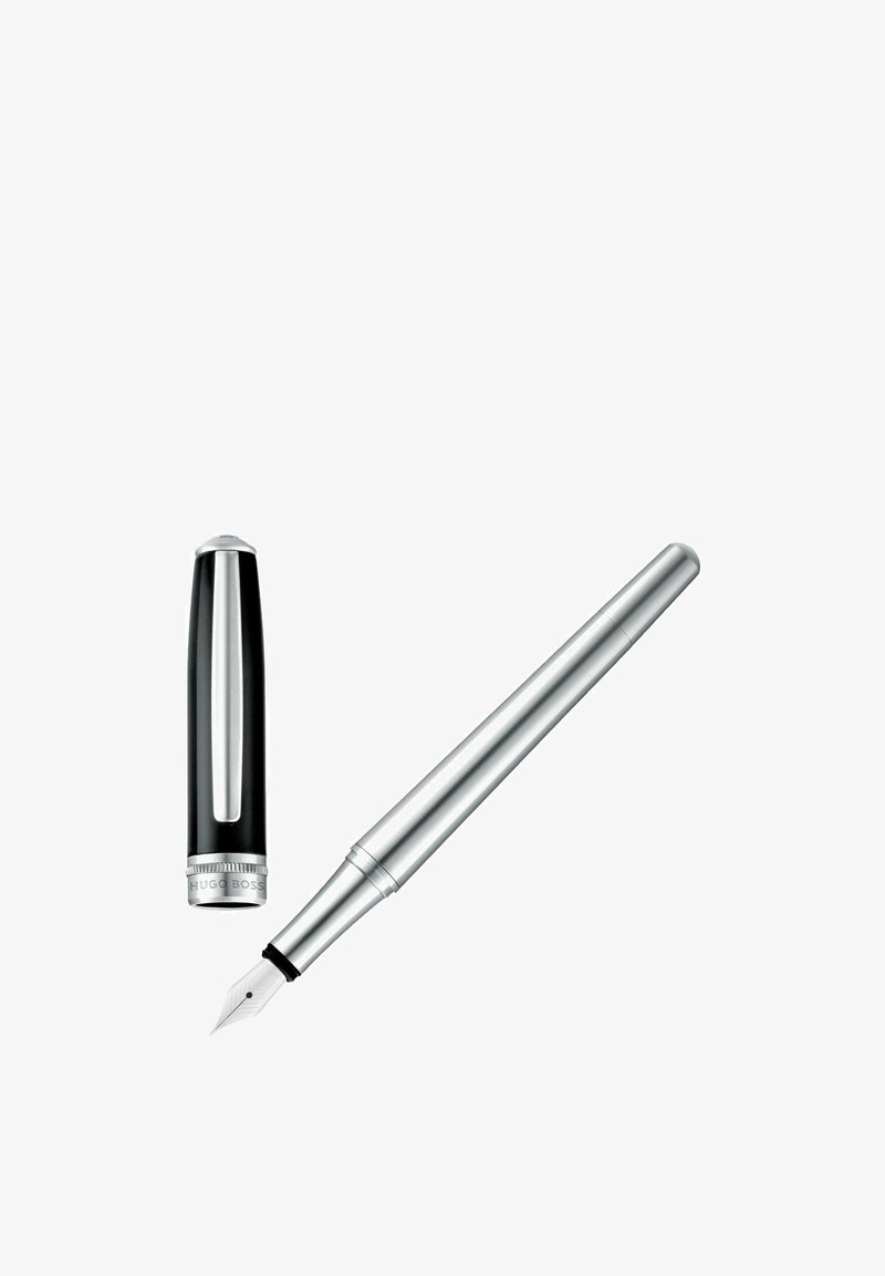 Stylo plume argenté avec capuchon noir équipé d’un clip argenté et du marquage « Hugo Boss » sur la bande du capuchon, isolé sur fond blanc.