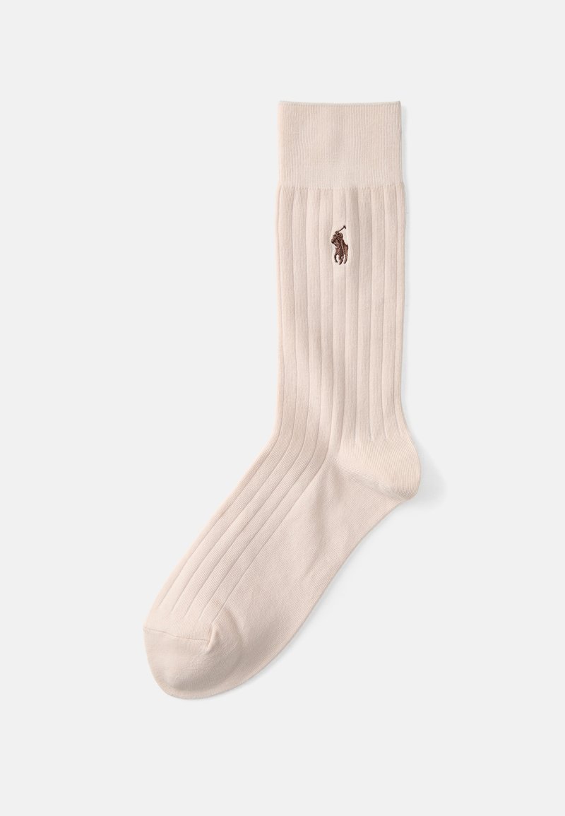 Calcetines de color beige con relieve, hechos de una tela suave, que cuentan con un logo bordado marrón cerca de la parte superior. Textura suave, diseño hasta la rodilla.