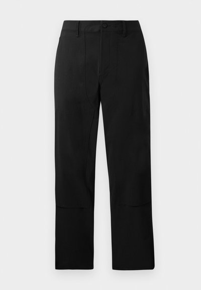 Pantalones negros de tela suave, con un diseño frontal plano, dos bolsillos delanteros y un corte de pierna recta con sutiles detalles de costura.