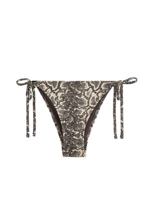 Slip bikini a vita bassa con stampa serpente nero e beige e lacci laterali su sfondo bianco.