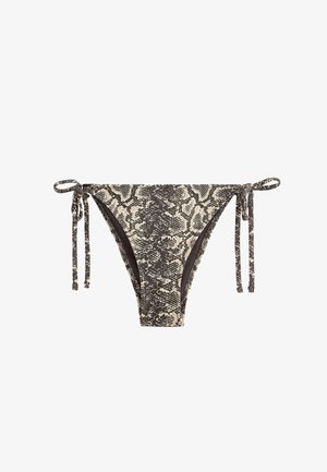 Slip bikini a vita bassa con stampa serpente nero e beige e lacci laterali su sfondo bianco.