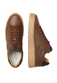Sneaker in pelle marrone con finitura liscia, accenti in suede marrone con texture contrastante, lacci piatti e suola in gomma color beige.