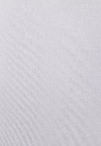 Tessuto bianco a coste con una texture liscia, caratterizzato da linee verticali e una leggera lucentezza, adatto per varie applicazioni di abbigliamento.