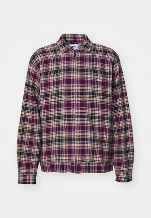Lila- und cremefarbener karierten Jacke mit Stehkragen, langen Ärmeln, Reißverschluss vorne und zwei Brusttaschen; aus weichem Stoff mit glatter Textur gefertigt.