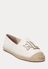 Bela platnena espadrila z vpletenim podplatom iz juta, šivanimi robovi, zaobljenim prstom in kovinskim logotipom "RL" na sprednjem delu.