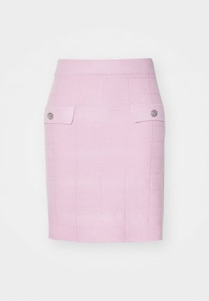 Gaiši rozā, teksturēta ceļgala garuma svārki ar režģa rakstu, kas aprīkoti ar divām priekšējām kabatām un dekoratīviem pogām katrā kabatā.