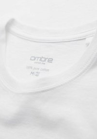 T-shirt bianca in cotone con collo a giro. Etichetta con il marchio "ombre", 100% cotone puro, taglia M, taglia EU 48. Tessuto liscio e design casual.