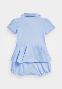 Světle modré šaty s límečkem ve stylu polokošile, krátkými nafouknutými rukávy a rozšířeným peplum střihem. Hladká tkanina s detailem nařaseného pasu.