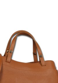 Bruine leren handtas met een textuur, twee bovenhandgrepen vastgezet met ronde hardware en een gestructureerd ontwerp met een minimalistische vorm.