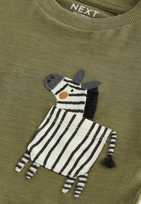 Next SHORT SLEEVE POCKET - Triko s potiskem - khaki green zebra