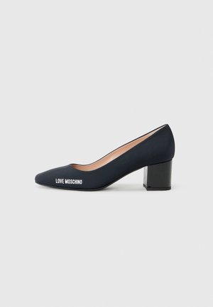 Escarpin noir à talon moyen carré avec inscription "LOVE MOSCHINO" sur le côté, finition mate lisse, doublure intérieure beige.