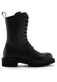 Stivaletto in pelle nera con punta rotonda, lacci frontali e suola in gomma testurizzata con scanalature pronunciate.