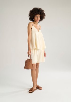 BERMUDA - Shorts - butter