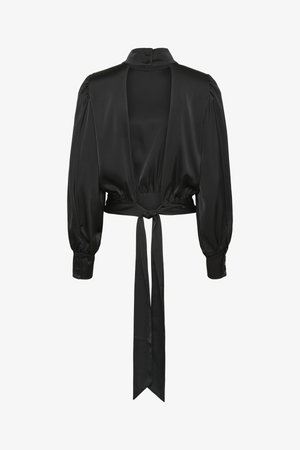 Schwarze Satin-Bolero-Bluse mit langen puffärmel, hohem Kragen mit Knöpfen, offener Vorderseite und langem Gürtel, der um die Taille gebunden ist.