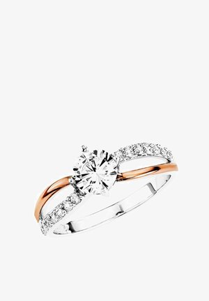 Anillo de plata y oro rosa con un diamante redondo central y diamantes más pequeños a lo largo de parte de la banda.