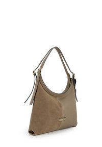 Sac hobo en daim marron clair avec des accents en cuir lisse, une large ouverture, deux poignées sur l'épaule et une plaque de marque métallique.