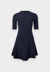 Vestido de rayas en tono navy con mangas cortas, cuerpo ajustado y falda acampanada. Textura suave con rayas horizontales y detalles de costura en la cintura.