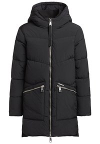 Manteau rembourré noir avec capuche, présentant une fermeture éclair à l'avant, deux poches latérales zippées, un texture matelassée, et un ourlet légèrement plus long.