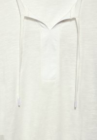 Witte pullover hoodie met een V-hals ontwerp, trekkoordsluiting en een gestructureerde stof met een gladde afwerking.